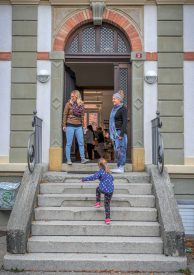 Cette image, prise dans la cour de l’école, pourrait appartenir au passé dès la rentrée des classes 2021. ©Carole Alkabes