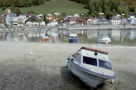 Plusieurs bateaux sont échoués sur les rives du lac. ©Michel Duperrex