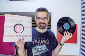 L’ancienne graveuse de vinyles a été modernisée pour produire de nouveaux sons. ©Charles Baron