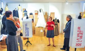 La directrice du MuMode, Anna-Lina Corda (au centre) et le conservateur, Antonio Villaverde (à dr.), ont sélectionné une quarantaine d’habits et accessoires de mode pour réaliser leur nouvelle exposition. Un vrai challenge quand on sait que le musée possède plus de 12 000 pièces. ©Carole Alkabes