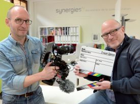Daniel Anders (à g.) et Laurent Bailly ont réalisé douze clips, d’une dizaine de secondes chacun, à l’aide d’une caméra de drones mise sur une poignée. ©Michel Duperrex