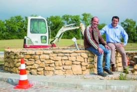 Philippe Perey (à g.), maître socio-professionnel, et Bruno Boudier, directeur de la Fondation Bartimée, sur le giratoire en travaux de La Poissine, à Grandson. ©Simon Gabioud