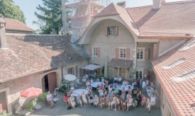 Le public lors d’une soirée consacrée à la danse, dans la cour du château de Montcherand, en août dernier. ©Blanchard-a