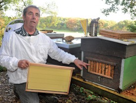 André Amiet entretient le ruchet biologique de La Coultre. ©Michel Duperrex