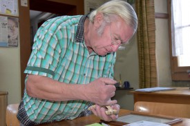 Quand il n’arpente pas les forêts en quête de champignons ou ne les étudie pas, Raymond Gumy, ferblantier appareilleur de métier, vend de vieux outils sur les brocantes. ©Pauline Montone