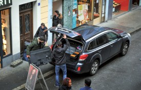 La reconstitution achevée, les policiers évacuent leur matériel. ©Carole Alkabes