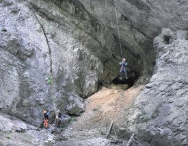 A mi-parcours, un pendule a été installé. Suspendu à une corde, surplombant les gorges à une quinzaine de mètres de hauteur, la «balançoire» garantit des sensations fortes. ©Michel Duperrex, Simon Gabioud