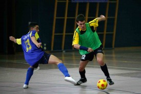 Un Nyonnais semble tromper la vigilance d’un Grandsonnois. Mais au final, les Nord-Vaudois s’imposeront 3-1!