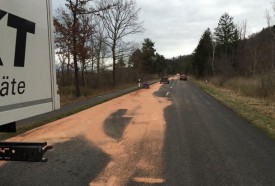 Les hommes du Service défense incendie et secours du Nord vaudois ont dû excaver plusieurs mètres cubes de terre et sécuriser la chaussée. © SDIS Nord vaudois