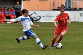 Sandrine Mauron dans ses oeuvres, avec l’équipe de Suisse M19. DR