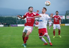 Eros Pitronaci (à g.) a trouvé la barre transversale argovienne, mercredi, en première période. © Champi