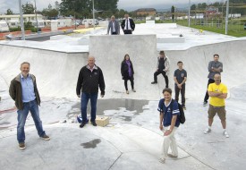 Les différents acteurs ayant travaillé à la construction du skatepark du parc des Rives se sont rencontrés, hier, pour la remise de l’ouvrage. Il ne reste que les travaux de finition à réaliser avant l’ouverture. © Michel Duperrex