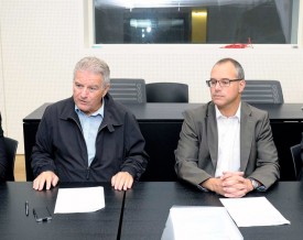 Un groupe de travail composé, entre autres, de Claude recordon, syndic d’orbe (à g.), et Jean-François Cardis, directeur général des eHNV, a trouvé une alternative à la fermeture programmée de la policlinique. © Nadine Jacquet