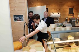 Laurence Tardy, en plein coeur du magasin, là où les clients de L’Auberson et d’ailleurs aiment venir chercher leur fromage, directement depuis son lieu de fabrication! Pascal Broulis et le préfet Albert Banderet ont le sourire, juste avant d’avoir le droit d’y goûter!