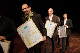 Cédric Pillonel arbore le diplôme attestant de l’attribution du label Cité de l’énergie.