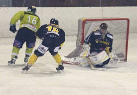 Il restait un peu plus de deux minutes quand Michael Pottier (16) a marqué le but de la victoire pour le HCY. 