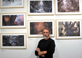 De passage, hier, à la Maison d’Ailleurs, John Howe pose devant certaines de ses oeuvres qui ont inspiré le réalisateur Peter Jackson pour les deux premiers volets de la trilogie «Le Hobbit». © Michel Duperrex