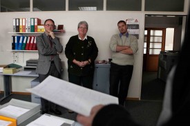 Jean-François Ballif, président du Conseil, annonce la nouvelle... Suspense à Montagny! Frédéric Rohner, la préfete Pierrette Roulet-Grin et Pierre-Alain Lunardi sont en train d’apprendre que le premier est élu!