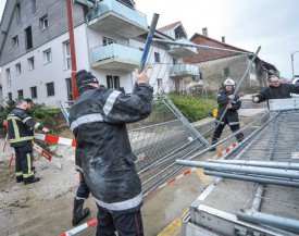 Les pompiers ont sécurisé le site, après avoir séché le garage voisin. © Carole Alkabes