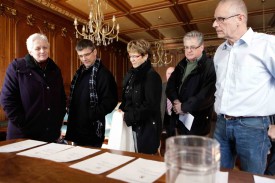 Hélène Grand (Solidarité & Ecologie), Jean-David Chapuis (UDF), Georgette Romon (UDF), Pierre Cherbuin (Verts’libéraux) et Roger Gygax (MCVD), très attentifs juste avant le tirage au sort de l’ordre des listes.