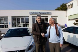 Vittorio Bevilacqua et Paul-André Cornu, à nouveau réunis, à l’occasion de la remise des nouveaux véhicules d’Yverdon Sport, au garage Autosport de Tonino Mattei. L’opération sauvetage est entamée!