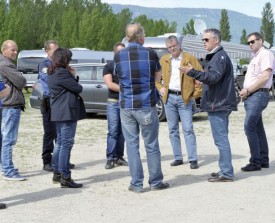 Emmenés par le syndic Jean-Daniel Carrard (2e depuis la dr.), les représentants des autorités négociaient, samedi en fin d’après-midi, avec les responsables de la communauté yéniche. © Michel Duperrex