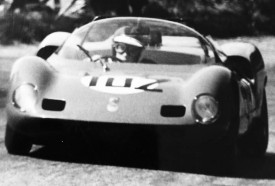 Jean-Pierre Brun au volant des Abarth qu’il conduisait dans les années 60. «C’était un gagneur. Il allait vite», se souviennent les pilotes de sa génération. © Famille Brun