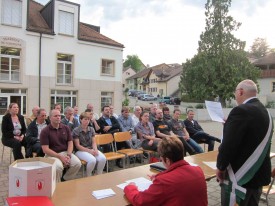 Le préfet Albert Banderet est en train d’assermenter les autorités politiques dans le Nord vaudois, comme ici à Montagny, un village sans partis.