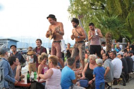 Le groupe Saraka a assuré les intermèdes musicaux durant la soirée de vendredi. © Carole Alkabes, Michel Duperrex et Ludovic Pillonel