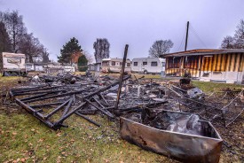 Malgré l’intervention des pompiers, il ne reste rien des deux caravanes situées au bord de la route.