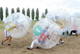 Ça peut très rapidement devenir le chaos total, lors d’une partie de bubble foot, c’est d’ailleurs cela qui en fait tout le charme. © Michel Duvoisin
