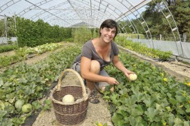 L’agricultrice Sarah Challandes compte apprendre divers aspects de son métier aux élèves. © Michel Duperrex