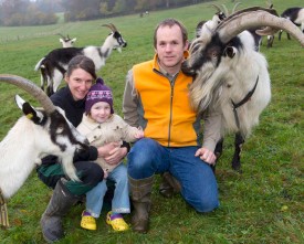 La famille Junod, représentée ici par Isabelle, Christoph et leur fille cadette Emma, ont décidé de peupler leur ferme du Champ Lequet de races en voie de disparition. © Michel Duperrex