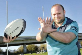 Le première ligne Laurent Juillerat prend congé du ballon ovale, à 41 ans. © Michel Duperrex