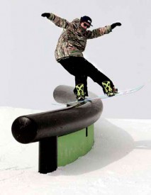 Lucas Baume sur le C-rail de Laax, le style au coeur de ses préoccupations. © Philipp Ruggli