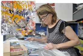 Dans sa demeure yverdonnoise, Zita Destraz s’est aménagé un atelier. Elle y réalise des tableaux tels que «vol de sorcière» (en médaillon).