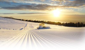 C’est la première année que Sébastien Gyseler, machiniste venant de La Côte-aux-Fées, dame les pistes des Rasses. Il apprécie l’ambiance qu’il y a avec les autres collègues et les beaux paysages.