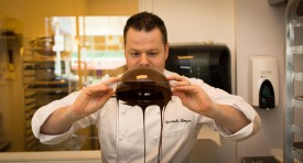 Christophe Bonzon lors de la préparation de son chocolat qu’il utilise dans ses diverses compositions.