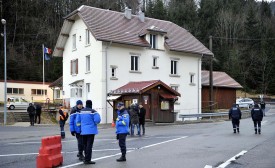 Les gendarmes et les pompiers français ont envahi la douane du Creux, hier.