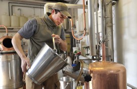 La distillerie à façon de Julien Michel, à Cheyres, est l’une des dernières structures en Suisse à pratiquer la méthode charentaise de passe et repasse, qui consiste à effectuer une double distillation.