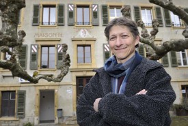 Le municipal des écoles Yves Mouquin pose devant la Maison de commune de Romainmôtier-Envy, qui accueillera une nouvelle salle de classe.