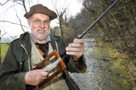Roland Gilgen, de Donneloye, qui pêche dans la Mentue depuis plus de 40 ans, constate une diminution du nombre de poissons.