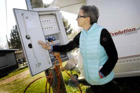 La gérante du camping Margot Montaldo présente les nouvelles installations électriques.