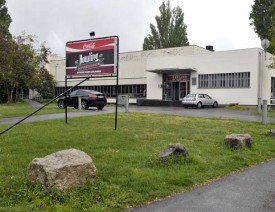 Témoin du riche passé industriel de la ville, l’ancien Foyer HPI, qui abrite le bowling d’Yverdon, pourrait être à terme démoli dans le cadre du développement du quartier Gare-Lac.