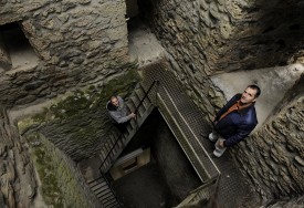 Guy-Cyrille Jaquier, syndic de Chêne-Pâquier et Alexandre Correvon, syndic de Molondin (en contrebas) arpentent les escaliers jugés trop dangereux par le Canton.