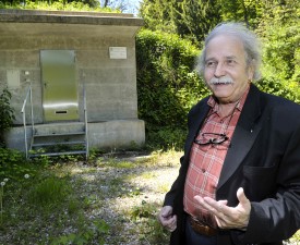 Serge Juriens devant le local de pompage de la Baumine.