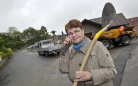 Ginette Duvoisin aurait aimé voir la tranchée déjà comblée héberger la fibre optique dont auraient bénéficié les habitations alentours.