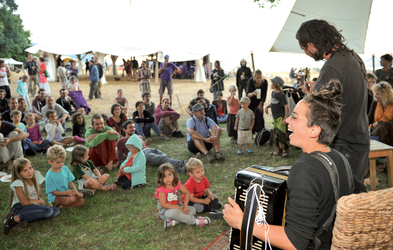 Toute ouïe, la foule hétéroclite n’a pas boudé son plaisir lors des différents concerts. ©Carole Alkabes