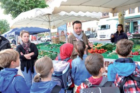 Maryline et Loïc Nozahic ont d’abord fait le marché avec les élèves. ©Michel Duperrex