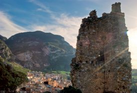 Vue sur Collesano depuis le château médiéval qui surplombe la ville. ©DR